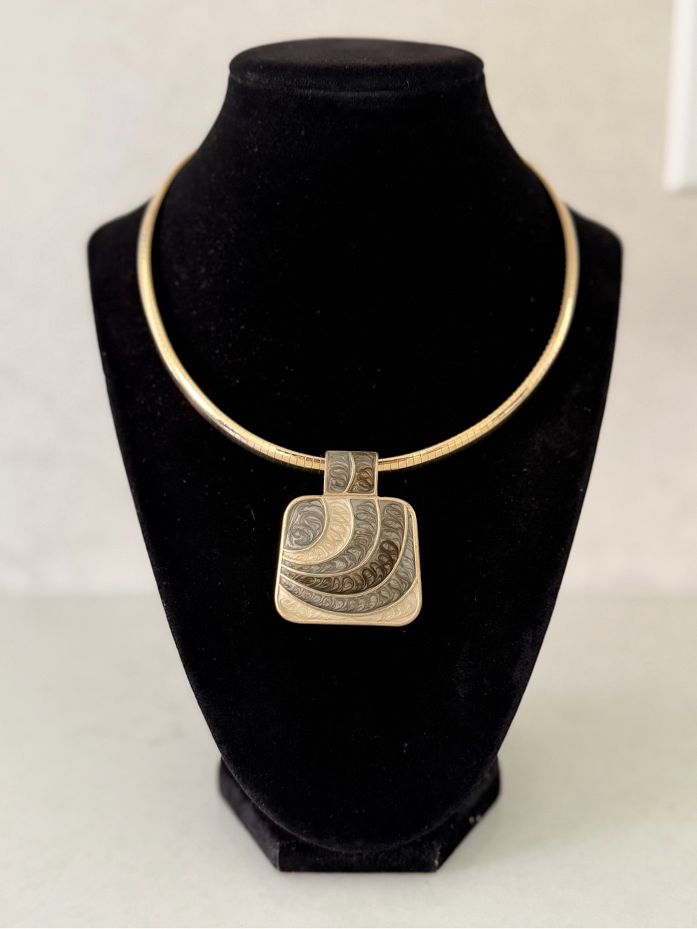 Vintage Pendant Omega Collar Necklace - Women Jewelry